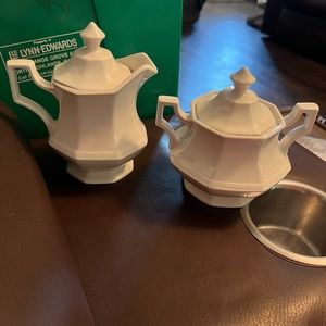 Cream and sugar bowls